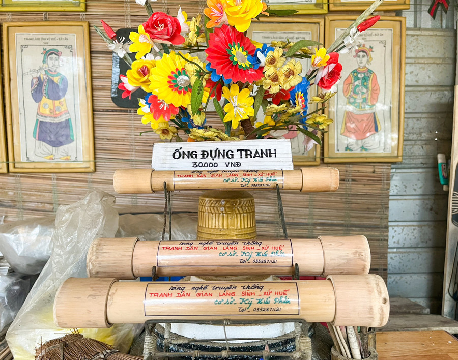 Ống tre để đựng tranh, thuận tiện cho việc đựng tranh và hấp dẫn khách du lịch.