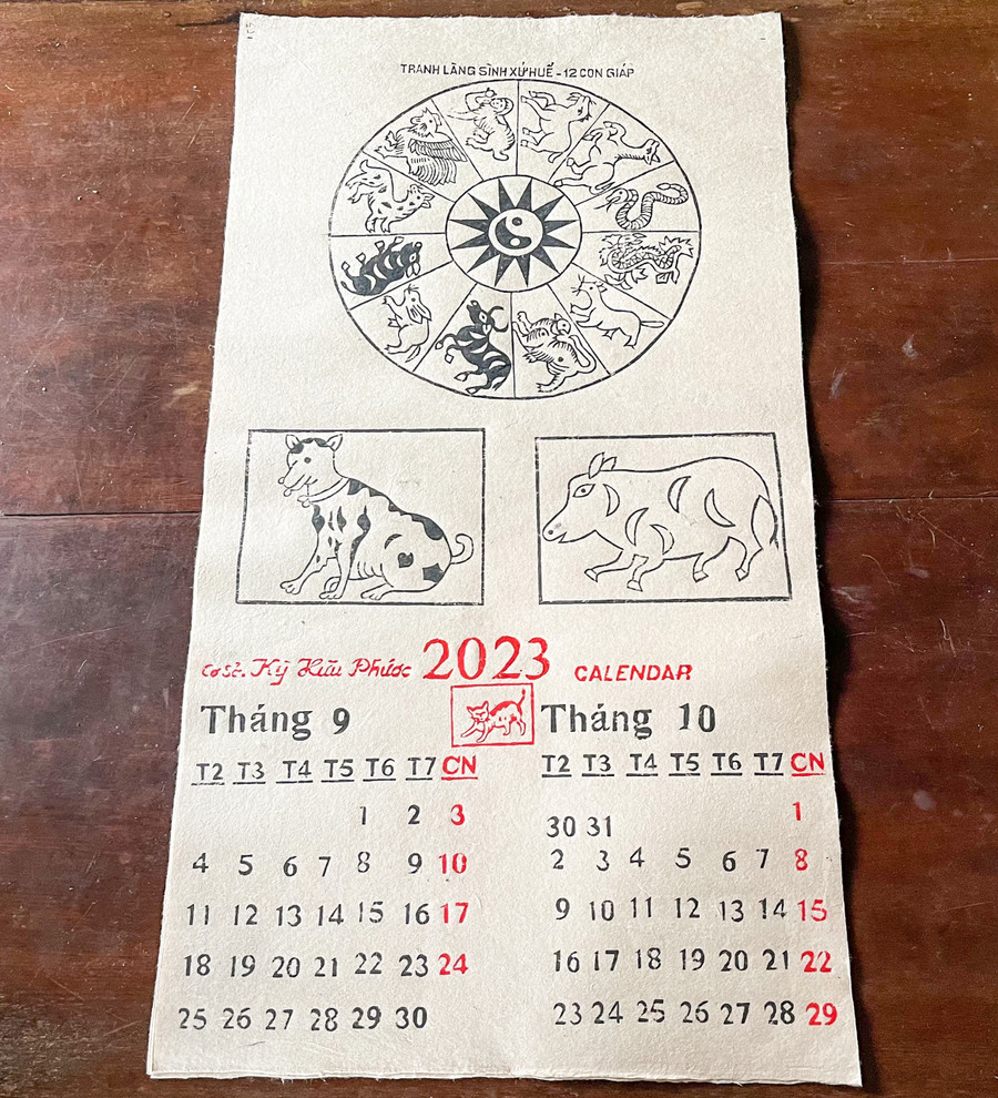 Một bức tranh làng Sình chưa tô màu. Được biết đây là một trong những bức tranh của Nghệ nhân Kỳ Hữu Phước đang hoàn thiện để tạo thành một cuốn lịch năm 2023 sau đó gửi qua Pháp.