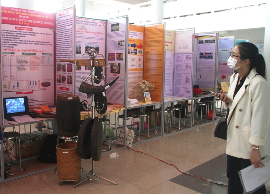 Các đại biểu tham quan gian trưng bày sản phẩm.