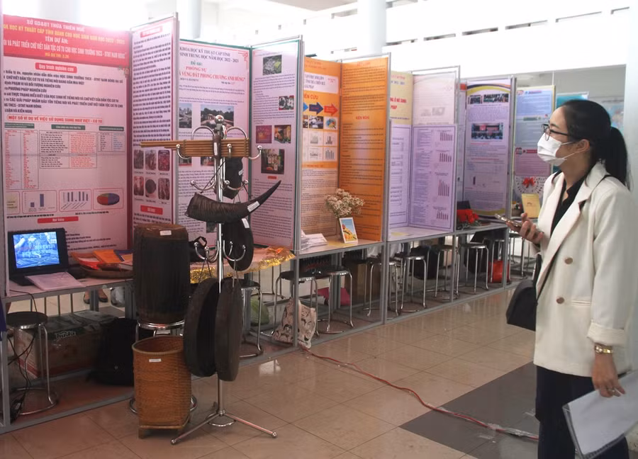 Các đại biểu tham quan gian trưng bày sản phẩm.