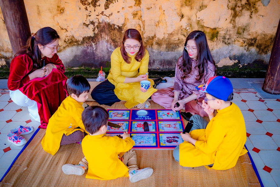 Trò chơi Bài Vụ xưa (giống như trò Bầu Cua ngày nay) được các cháu nhỏ tham gia chơi sôi nổi. Trò chơi Bài Vụ xưa (giống như trò Bầu Cua ngày nay) được các cháu nhỏ tham gia chơi sôi nổi.