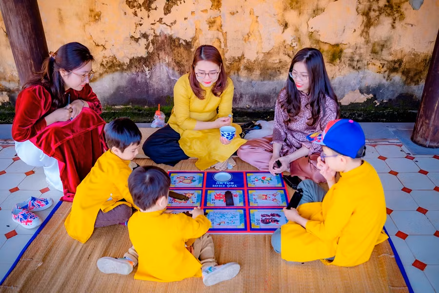 Trò chơi Bài Vụ xưa (giống như trò Bầu Cua ngày nay) được các cháu nhỏ tham gia chơi sôi nổi.