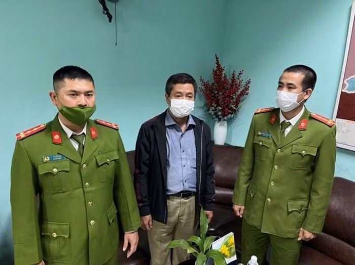 Ông Hoàng Văn Đức (ở giữa), nguyên Giám đốc CDC tỉnh Thừa Thiên - Huế (Ảnh: Công an cung cấp).
