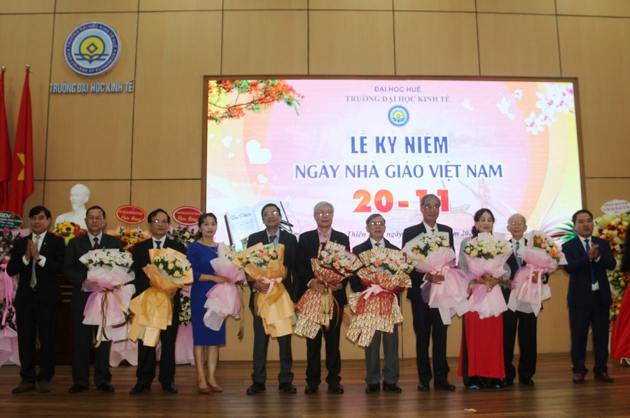 Lãnh đạo Trường Đại học Kinh tế, Đại học Huế đương nhiệm tặng hoa tri ân các các nhà giáo lão thành, nhà giáo ưu tú, lãnh đạo Nhà trường qua các thời kỳ tại lễ kỷ niệm 20/11. Lãnh đạo Trường Đại học Kinh tế, Đại học Huế đương nhiệm tặng hoa tri ân các các nhà giáo lão thành, nhà giáo ưu tú, lãnh đạo Nhà trường qua các thời kỳ tại lễ kỷ niệm 20/11.