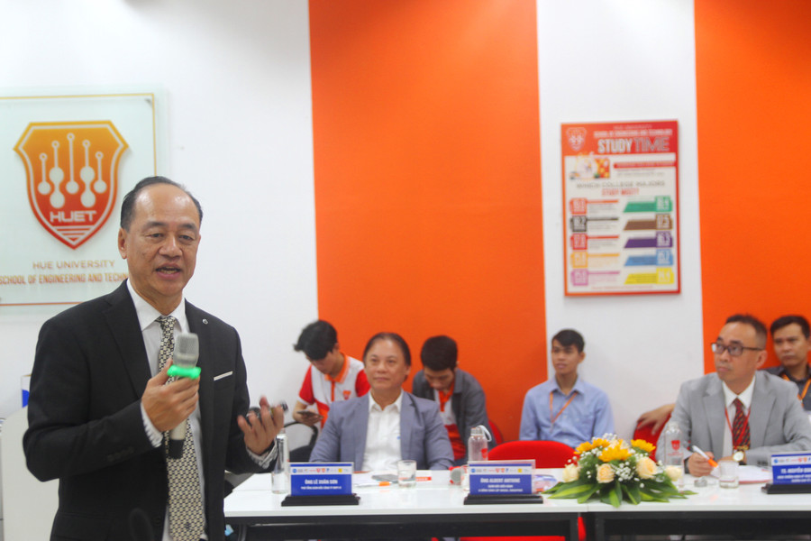 Ông Albert Antoine – thành viên ban cố vấn Khoa Kỹ thuật và Công nghệ - Đại học Huế; Giám đốc điều hành & Đồng sáng lập AVAIGA, Singapore thuyết minh chủ đề "Công nghiệp trí tuệ nhân tạo - xu thế của thế giới và Việt Nam". Ông Albert Antoine – thành viên ban cố vấn Khoa Kỹ thuật và Công nghệ - Đại học Huế; Giám đốc điều hành & Đồng sáng lập AVAIGA, Singapore thuyết minh chủ đề "Công nghiệp trí tuệ nhân tạo - xu thế của thế giới và Việt Nam".