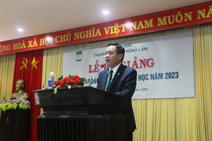 PGS.TS. Trần Thanh Đức – Hiệu trưởng Đại học Nông lâm, Đại học Huế nhắn nhủ và chúc các sinh viên tốt nghiệp thành công.