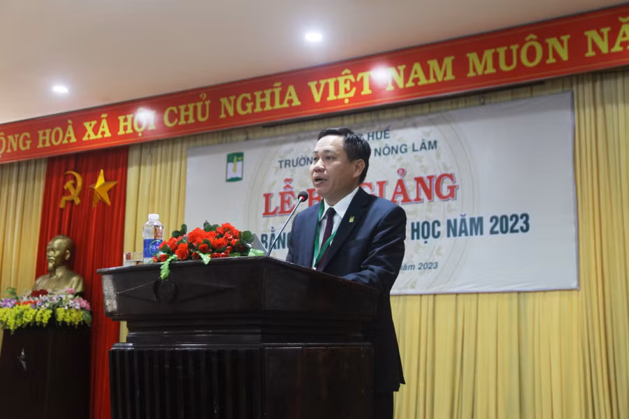 PGS.TS. Trần Thanh Đức – Hiệu trưởng Đại học Nông lâm, Đại học Huế nhắn nhủ và chúc các sinh viên tốt nghiệp thành công.