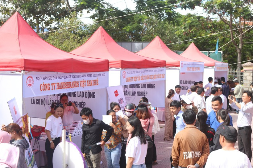 Ngày hội việc làm gắn với giảm nghèo bền vững lần đầu tiên tổ chức tại huyện miền núi A Lưới, tỉnh Thừa Thiên - Huế đem lại nhiều cơ hội việc làm cho thanh niên và người dân. (Ảnh: T.V) Ngày hội việc làm gắn với giảm nghèo bền vững lần đầu tiên tổ chức tại huyện miền núi A Lưới, tỉnh Thừa Thiên - Huế đem lại nhiều cơ hội việc làm cho thanh niên và người dân. (Ảnh: T.V)