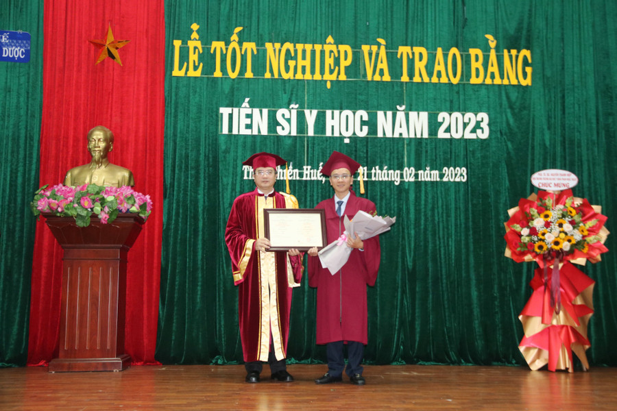 GS.TS. Nguyễn Vũ Quốc Huy - Hiệu trưởng Trường ĐH Y - Dược, ĐH Huế (trái) trao bằng Tiến sĩ Y học cho các nghiên cứu sinh. GS.TS. Nguyễn Vũ Quốc Huy - Hiệu trưởng Trường ĐH Y - Dược, ĐH Huế (trái) trao bằng Tiến sĩ Y học cho các nghiên cứu sinh.