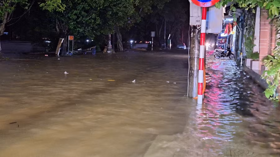 Nước ngập lên gần mép nhà ở đường Huỳnh Thúc Kháng, TP Huế.