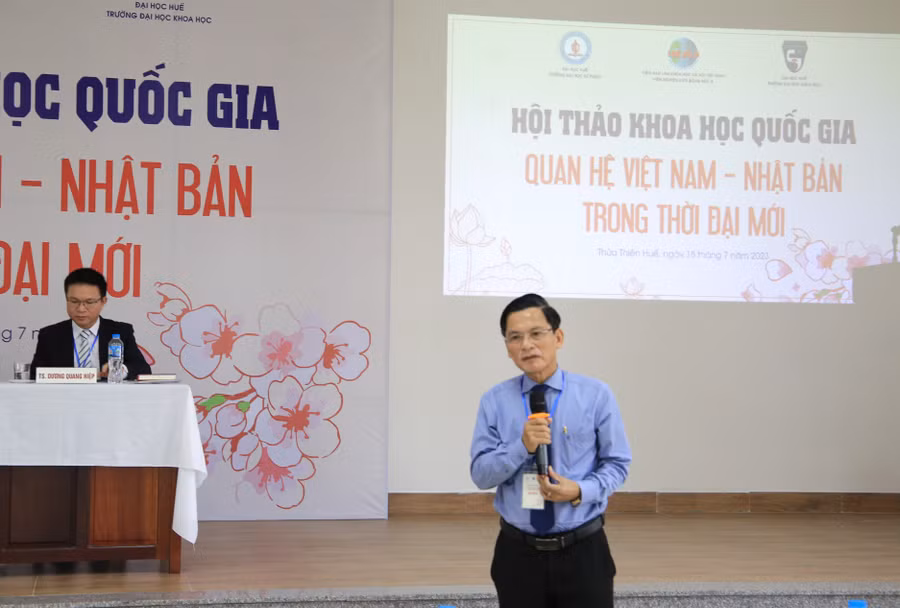 PGS.TS Hoàng Văn Hiển, nguyên Hiệu trưởng Trường ĐH Khoa học Huế đưa ra một số câu hỏi tham luận tại Hội thảo như: Để thúc đẩy chính trị, an ninh của Việt Nam - Nhật Bản trong thời gian tới thì hai nước cần chung tay giải quyết những vấn đề gì? Nhật Bản có vai trò gì trong việc phát triển kinh tế, khoa học công nghệ ở Việt Nam trong thời kỳ đổi mới kinh tế đến nay?