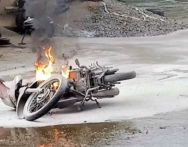 Chiếc xe máy đang chạy trên đường bỗng nhiên bốc cháy ngay trước Trường mầm non Phong Hiền II, huyện Phong Điền.