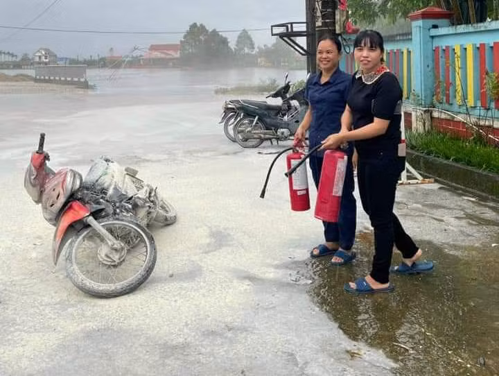 Các cô giáo đang dạy học trong trường lao ra và dùng bình chữa cháy dập tắt đám cháy trên xe máy. (Ảnh: ANTT huyện Phong Điền)