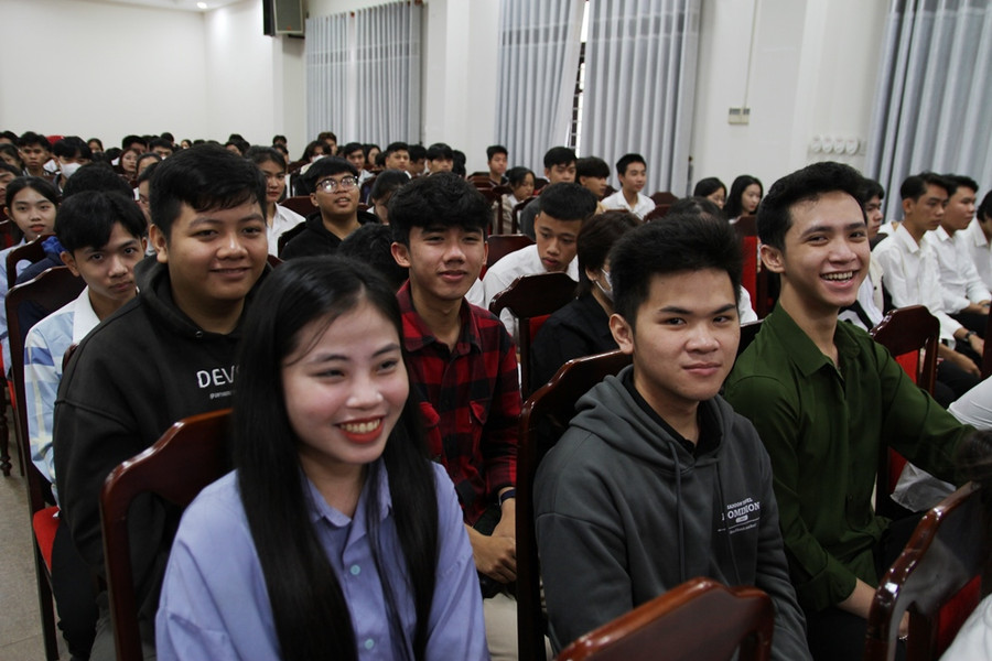 Tân sinh viên Trường Đại học Nông Lâm Huế rạng rỡ trong lễ khai giảng năm học mới.