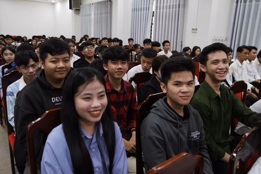 Tân sinh viên Trường Đại học Nông Lâm Huế rạng rỡ trong lễ khai giảng năm học mới.