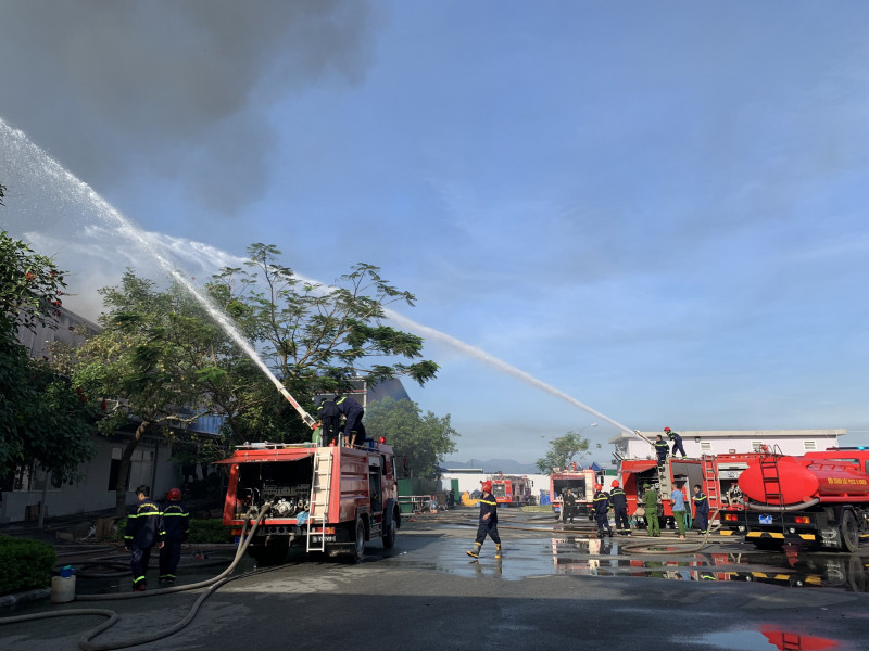 Cảnh sát PCCC&CNCH Công an tỉnh Thừa Thiên-Huế khống chế vụ cháy lớn tại nhà máy may ở huyện Phong Điền (Ảnh: A.K).