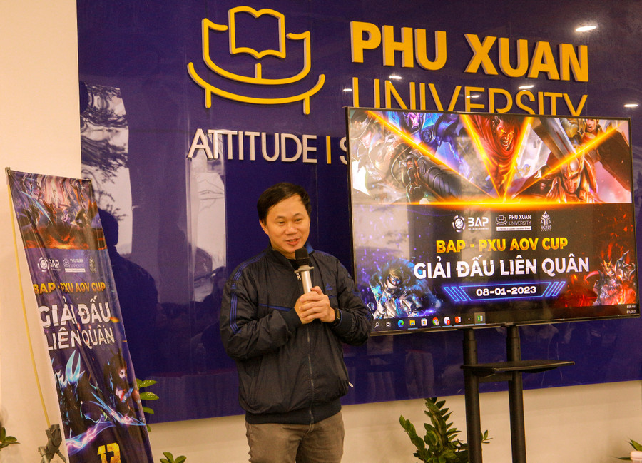 TS. Nguyễn Hữu Chúc - Trưởng phòng Khoa học Công nghệ - Hợp tác Quốc tế, Trường ĐH Phú Xuân phát biểu và gửi lời chúc mừng đến các đội thi.