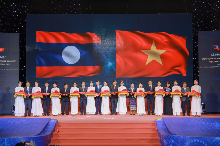 Các đại biểu cắt băng khai mạc chương trình "Ngày hội thắm tình hữu nghị đặc biệt Việt Nam - Lào năm 2023".