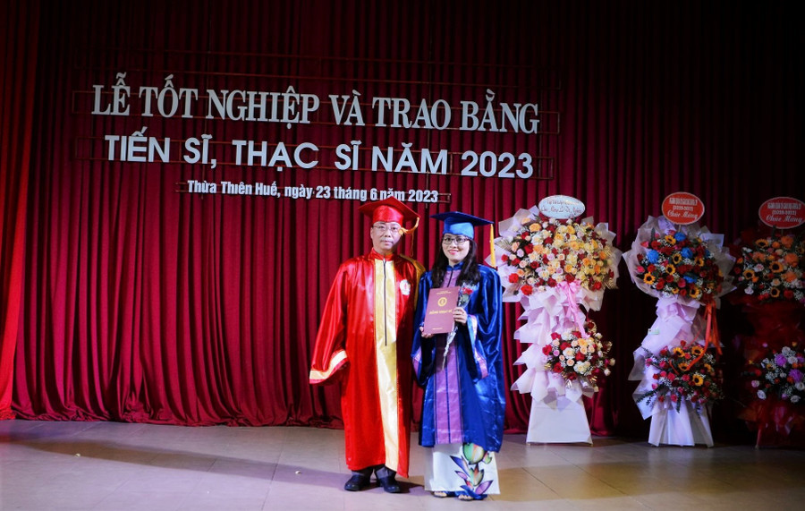 Trao bằng cho tân thạc sĩ khóa 29.