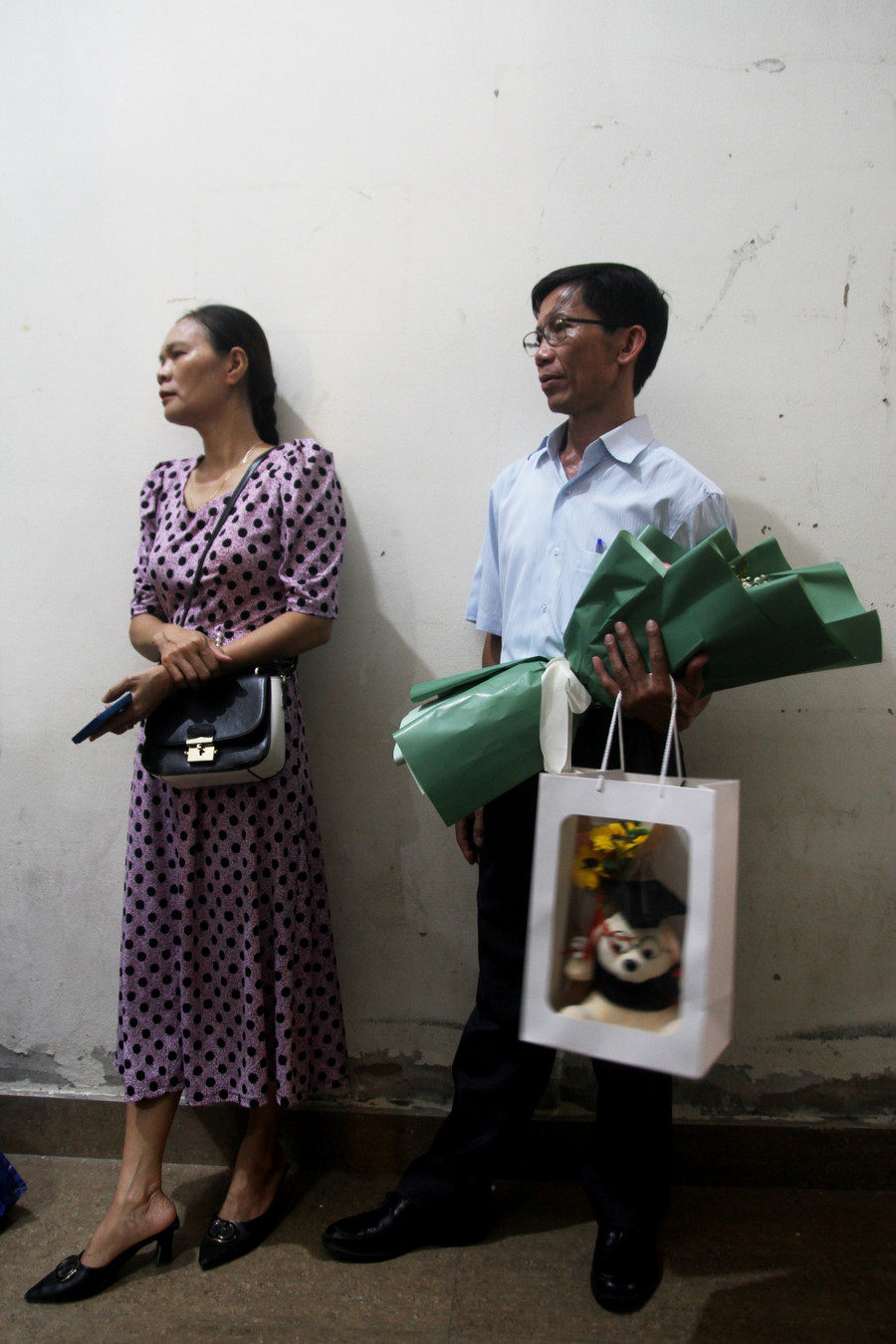 Phụ huynh đứng trông con trong buổi lễ tốt nghiệp.