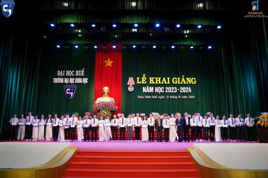 Trao tặng học bổng cho sinh viên tại Lễ khai giảng năm học 2023-2024. Trao tặng học bổng cho sinh viên tại Lễ khai giảng năm học 2023-2024.