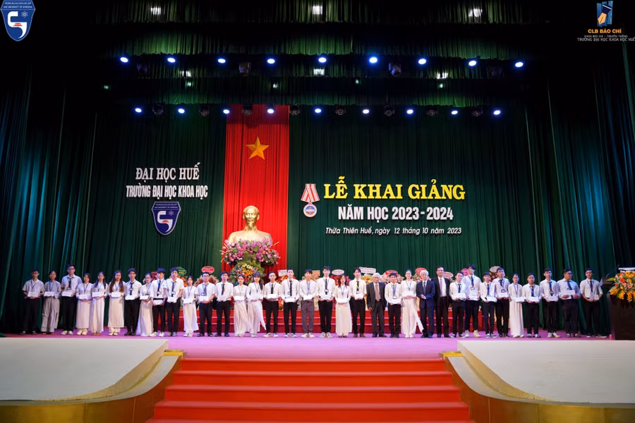 Trao tặng học bổng cho sinh viên tại Lễ khai giảng năm học 2023-2024.