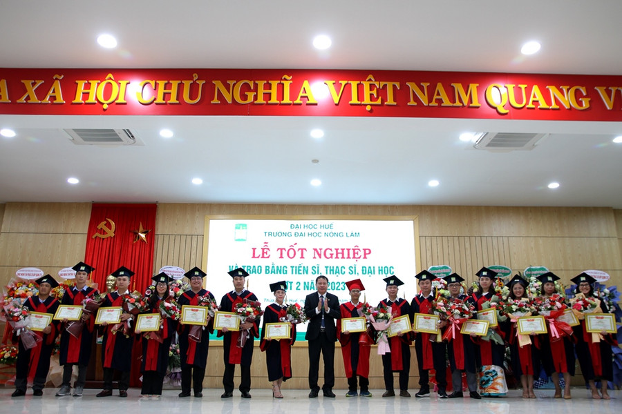 Niềm vui của các tân tiến sĩ, thạc sĩ trong lễ tốt nghiệp. (Ảnh: Đại Dương)