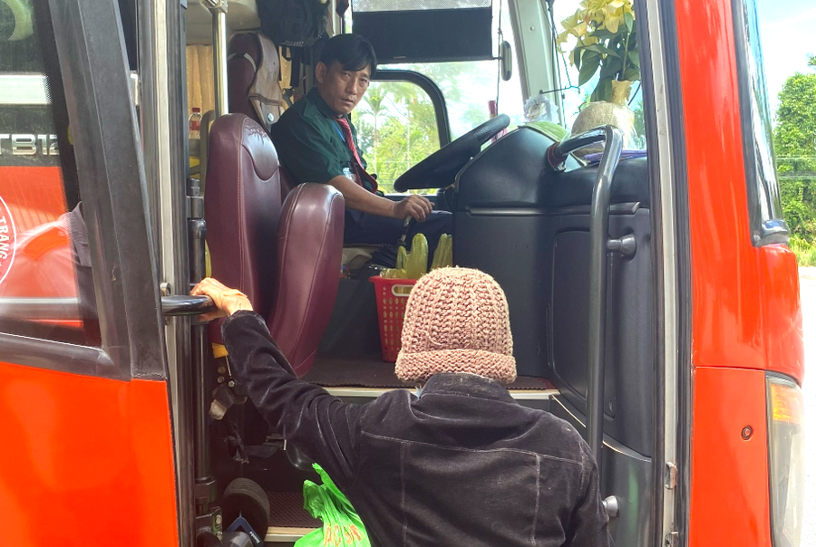 Công an huyện Phú Lộc mua vé xe khách hỗ trợ bà cụ về nhà tại huyện Đơn Dương, tỉnh Lâm Đồng.