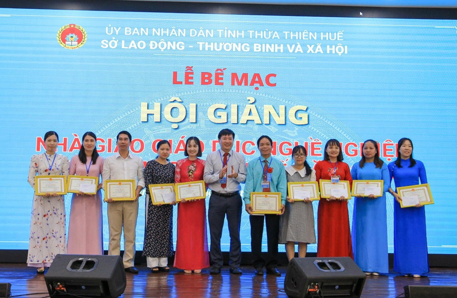 Trao giải Nhì cho các giáo viên đạt thành tích trong Hội giảng. Trao giải Nhì cho các giáo viên đạt thành tích trong Hội giảng.