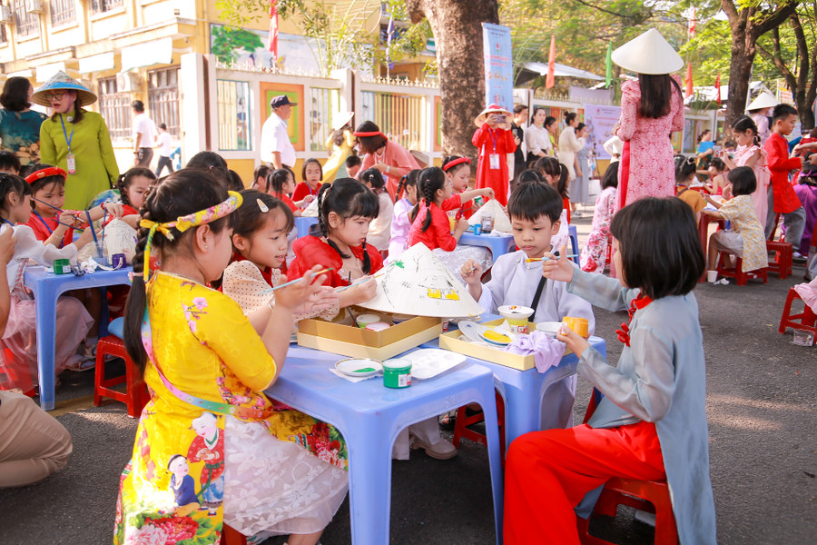 Học sinh tham gia trải nghiệm vẽ tranh trên nón Huế với chủ đề "Huế - Dịu dàng trong em". Học sinh tham gia trải nghiệm vẽ tranh trên nón Huế với chủ đề "Huế - Dịu dàng trong em".