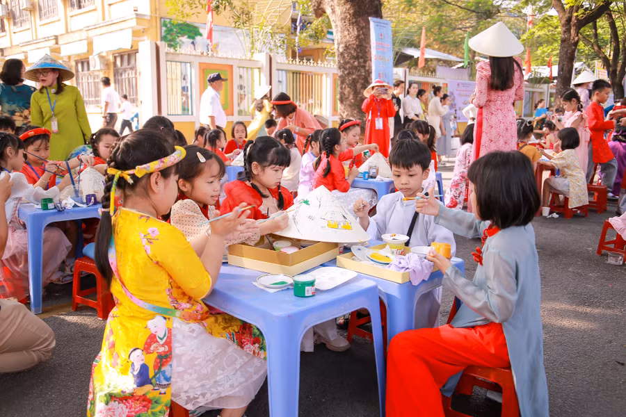 Học sinh tham gia trải nghiệm vẽ tranh trên nón Huế với chủ đề "Huế - Dịu dàng trong em".