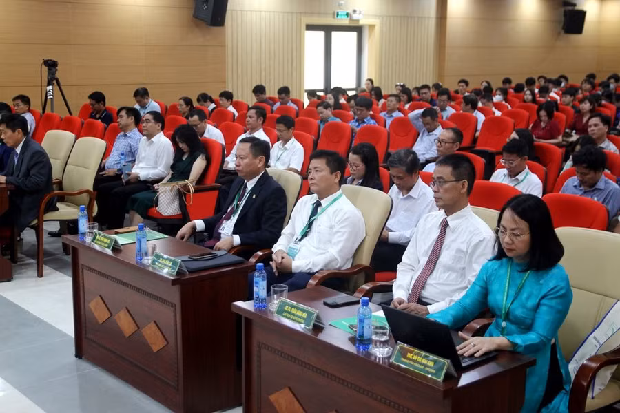 Các đại biểu tham dự phiên khai mạc.