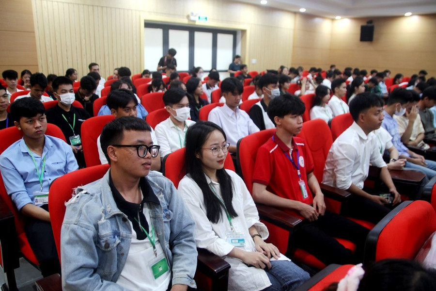 Các em sinh viên nhà trường tham dự phiên khai mạc kỳ khảo sát đánh giá chất lượng giáo dục chu kỳ 2 (Ảnh: Đại Dương).