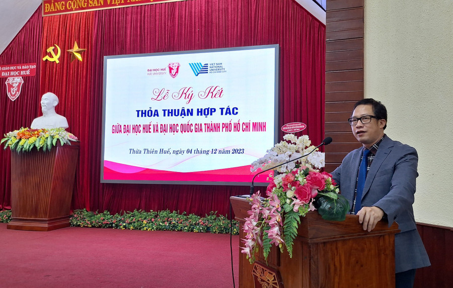 PGS.TS Lê Anh Phương, Giám đốc ĐH Huế phát biểu chào mừng tại lễ ký kết hợp tác. PGS.TS Lê Anh Phương, Giám đốc ĐH Huế phát biểu chào mừng tại lễ ký kết hợp tác.
