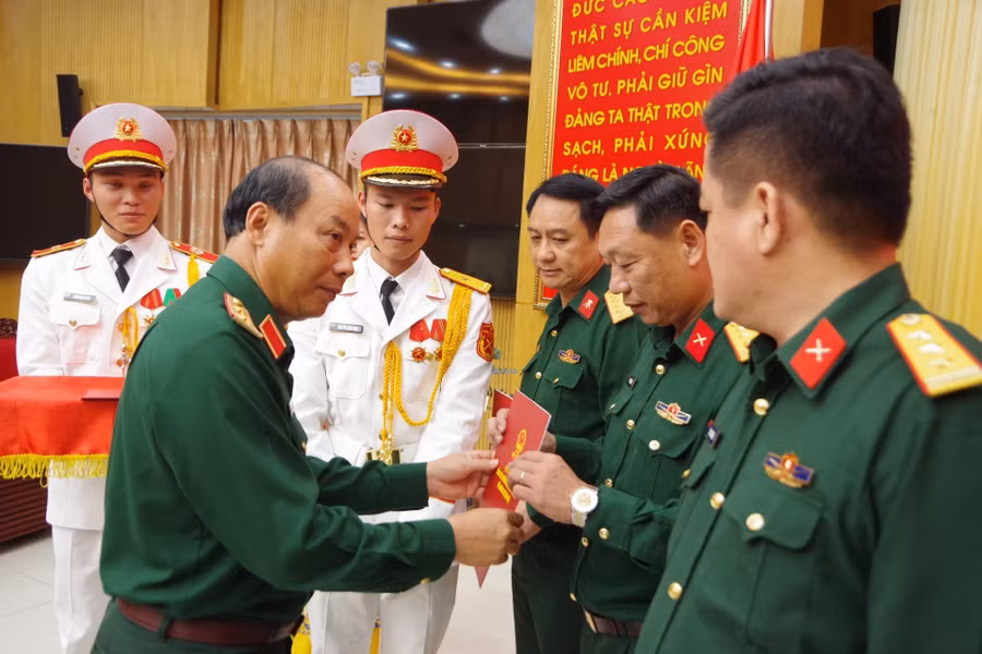 Trao quyết định Chỉ huy trưởng Bộ Chỉ huy Quân sự tỉnh Thừa Thiên - Huế cho Thượng tá Phan Thắng.