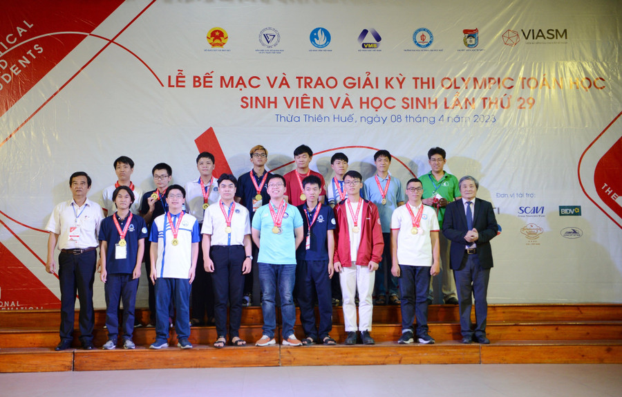 Các đoàn nhận giải tại Lễ bế mạc.