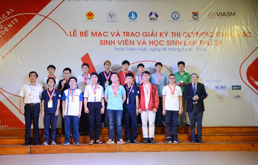 Các đoàn nhận giải tại Lễ bế mạc.