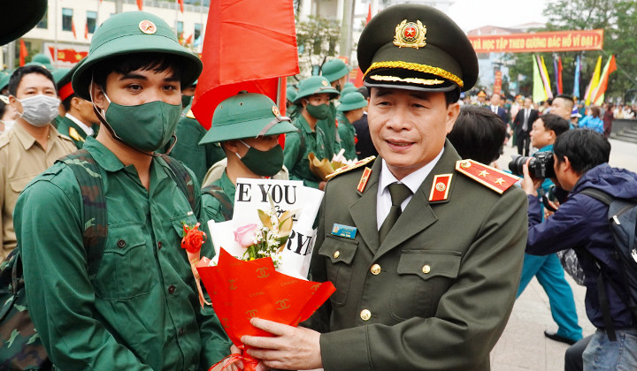 Thứ trưởng Lê Quốc Hùng tặng hoa chúc mừng các tân binh lên đường nhập ngũ, hoàn thành nhiệm vụ xuất sắc.