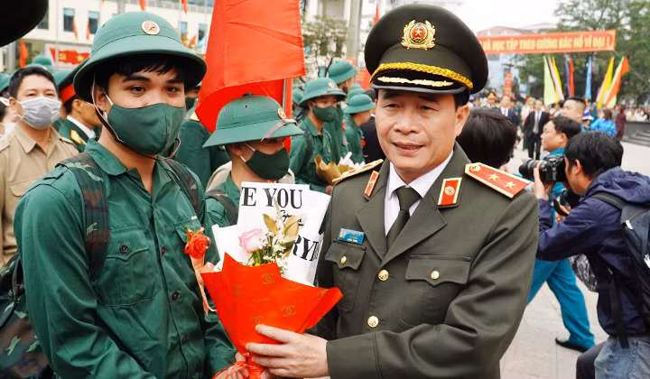 Thứ trưởng Lê Quốc Hùng tặng hoa chúc mừng các tân binh lên đường nhập ngũ, hoàn thành nhiệm vụ xuất sắc.