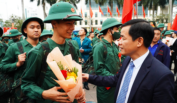 Ông Nguyễn Văn Phương - Chủ tịch UBND tỉnh Thừa Thiên - Huế động viên tân binh tại điểm giao, nhận quân ở Thành phố Huế. (Ảnh: N.M).