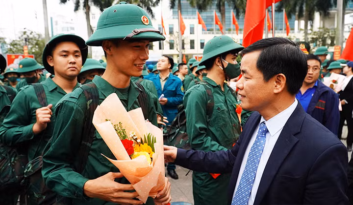Ông Nguyễn Văn Phương - Chủ tịch UBND tỉnh Thừa Thiên - Huế động viên tân binh tại điểm giao, nhận quân ở Thành phố Huế. (Ảnh: N.M).