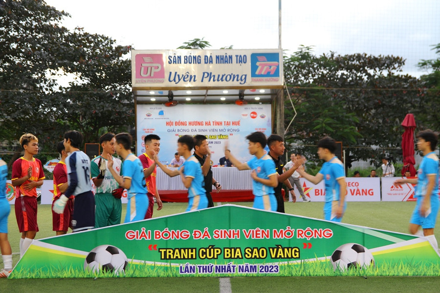 Các đội bắt tay trước khi bước vào trận đấu. Các đội bắt tay trước khi bước vào trận đấu.