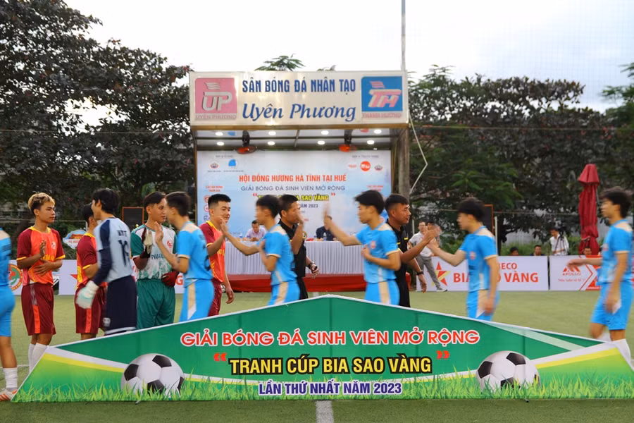 Các đội bắt tay trước khi bước vào trận đấu.