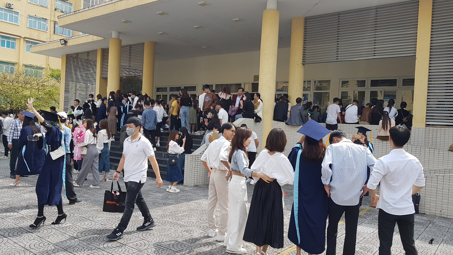 Hàng ngàn người gồm phụ huynh, người nhà và sinh viên, học viên về dự buổi lễ.