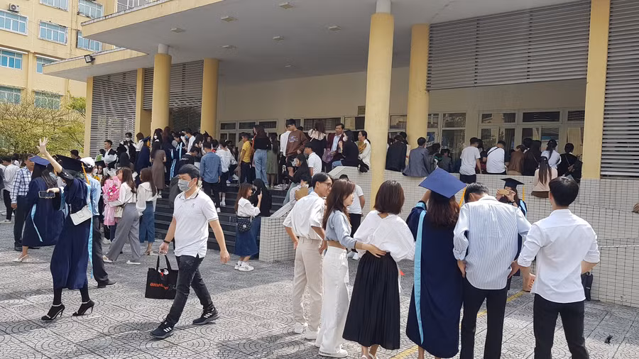 Hàng ngàn người gồm phụ huynh, người nhà và sinh viên, học viên về dự buổi lễ.