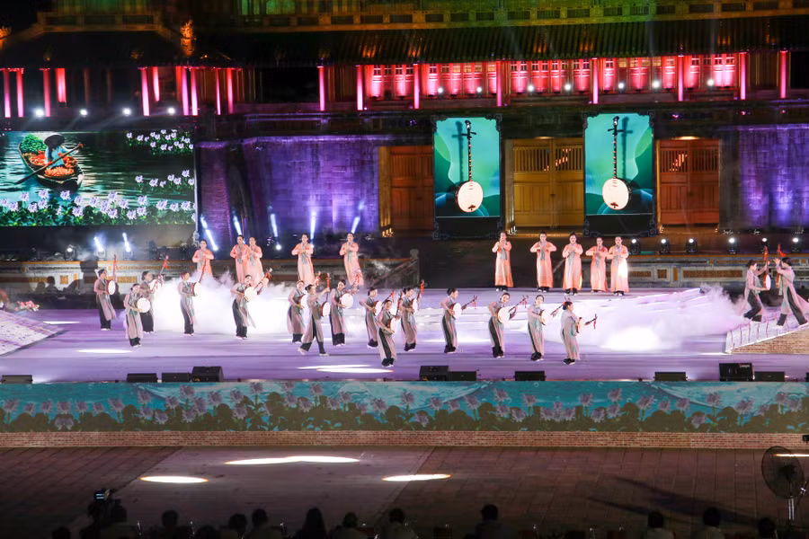 Tiết mục văn nghệ Đờn ca tài tử Nam bộ mang âm hưởng của miền Nam của Tổ quốc.