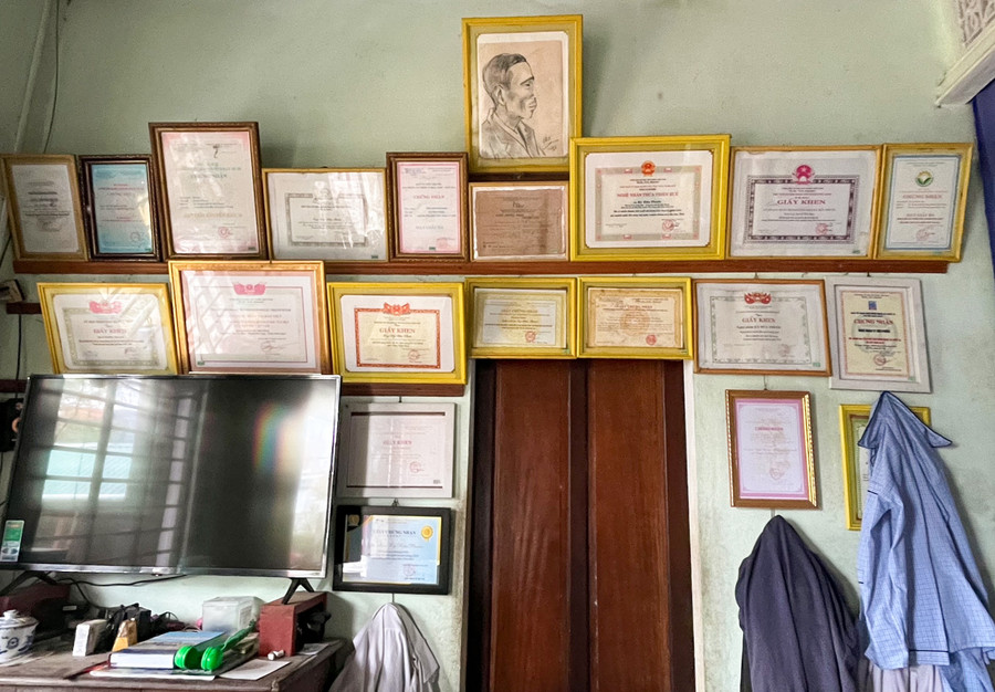 Hàng loạt bằng khen, chứng nhận vinh danh của nghệ nhân Kỳ Hữu Phước (ảnh: Hoàng Hải).
