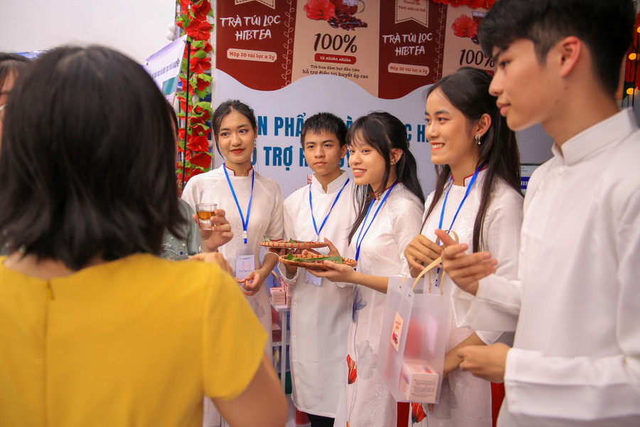 Giới thiệu sản phẩm tại gian hàng sản phẩm trà túi lọc HIB Tea hỗ trợ hạ huyết áp của học sinh thuộc Sở GD&amp;ĐT tỉnh Thái Nguyên (Ảnh: Hoàng Hải).