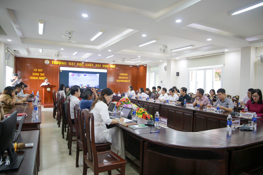 Toàn cảnh hội nghị về xây dựng chương trình đào tạo thạc sĩ chuyên ngành chính sách và pháp luật môi trường.