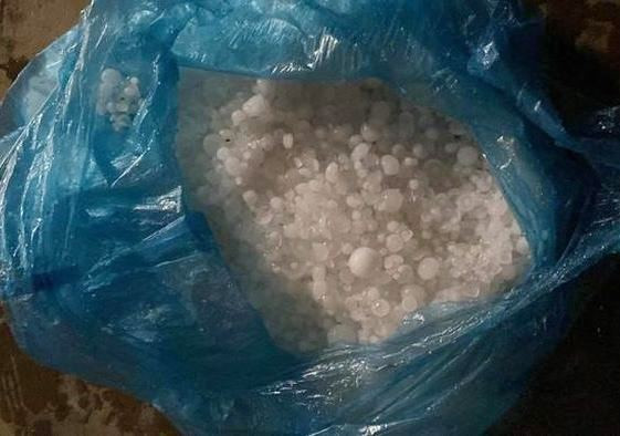 Người dân nhặt các hạt đá bỏ vào trong nhiều bao (Ảnh: người dân cung cấp). Người dân nhặt các hạt đá bỏ vào trong nhiều bao (Ảnh: người dân cung cấp).